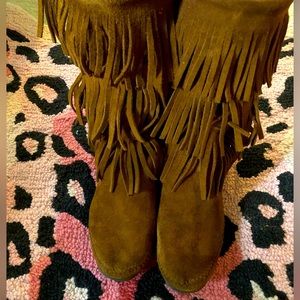 Minnetonka 3-Layer Fringe Boot Size 8